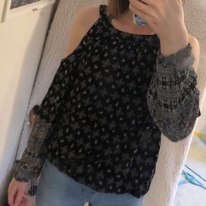 Long sleeve shoulderless shirt